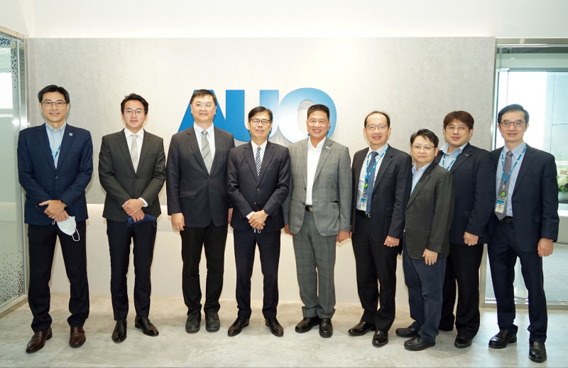 光電前進亞灣成立「AUO解決方案研發中心」，作為多元場域解決方案研發及試驗場域（圖中左為高雄市長陳其邁、圖中右為光電董事長彭双浪）